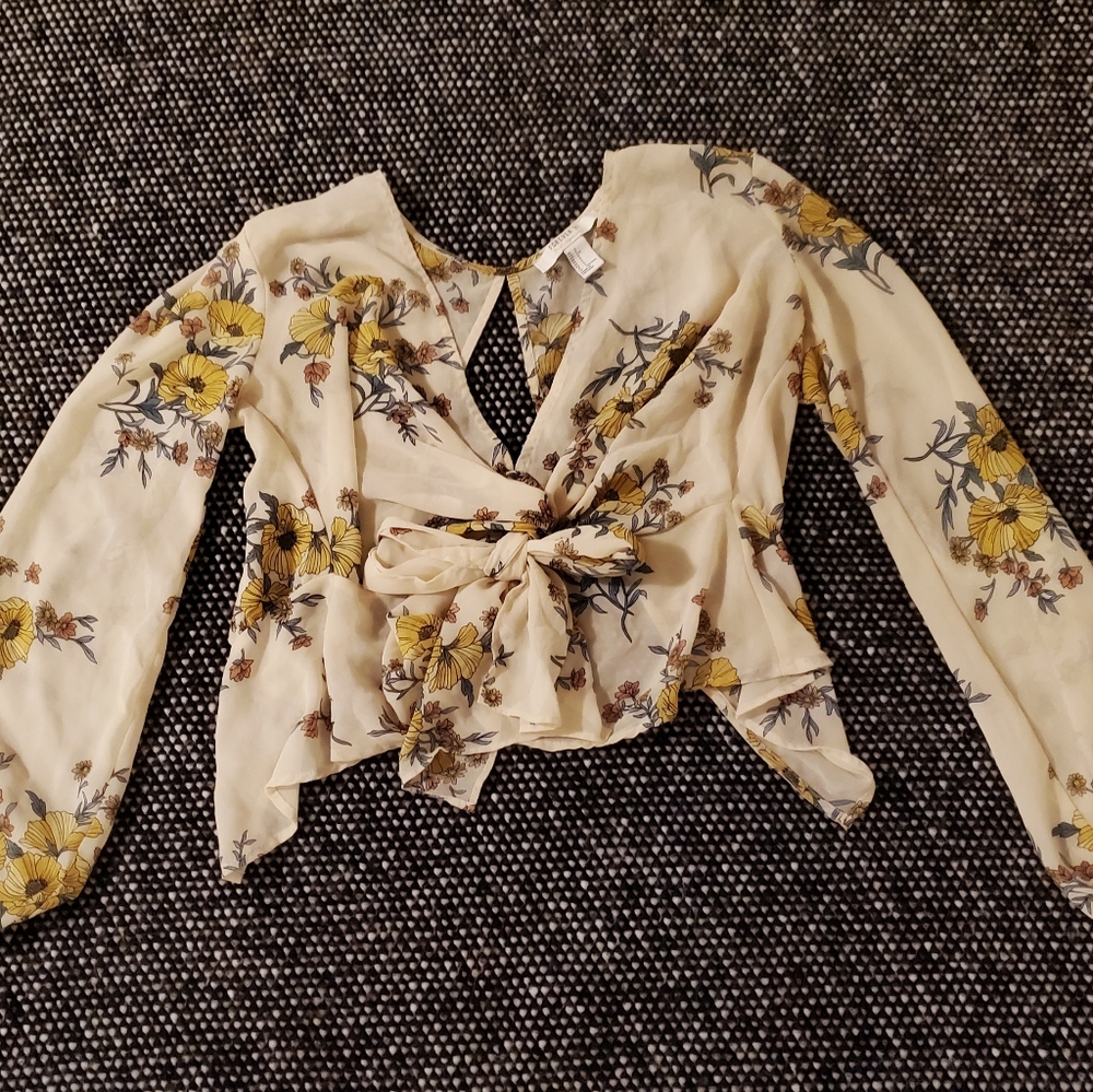 Flowy off-white floral top with keyhole back